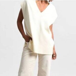 Molly Bracken Sleeveless Oversized V-Neck Sweater Vest ecru off-white Size M